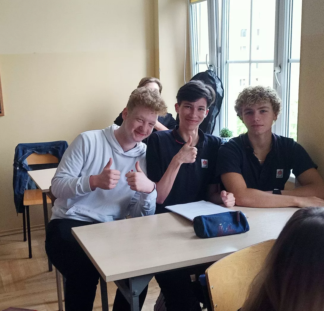 Uczniowie słuchają opowieści gościa