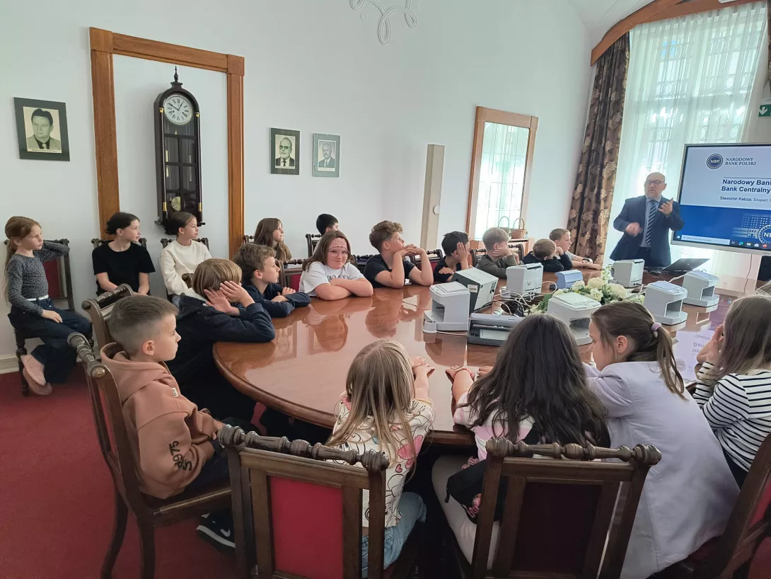 Zajęcia edukacyjne w NBP, ujęcie w sali konferencyjnej