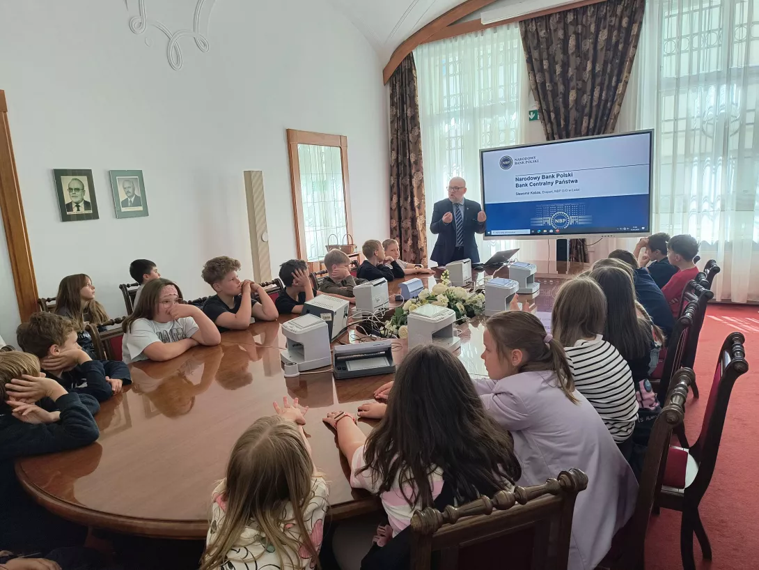 Zajęcia edukacyjne w NBP, ujęcie w sali konferencyjnej