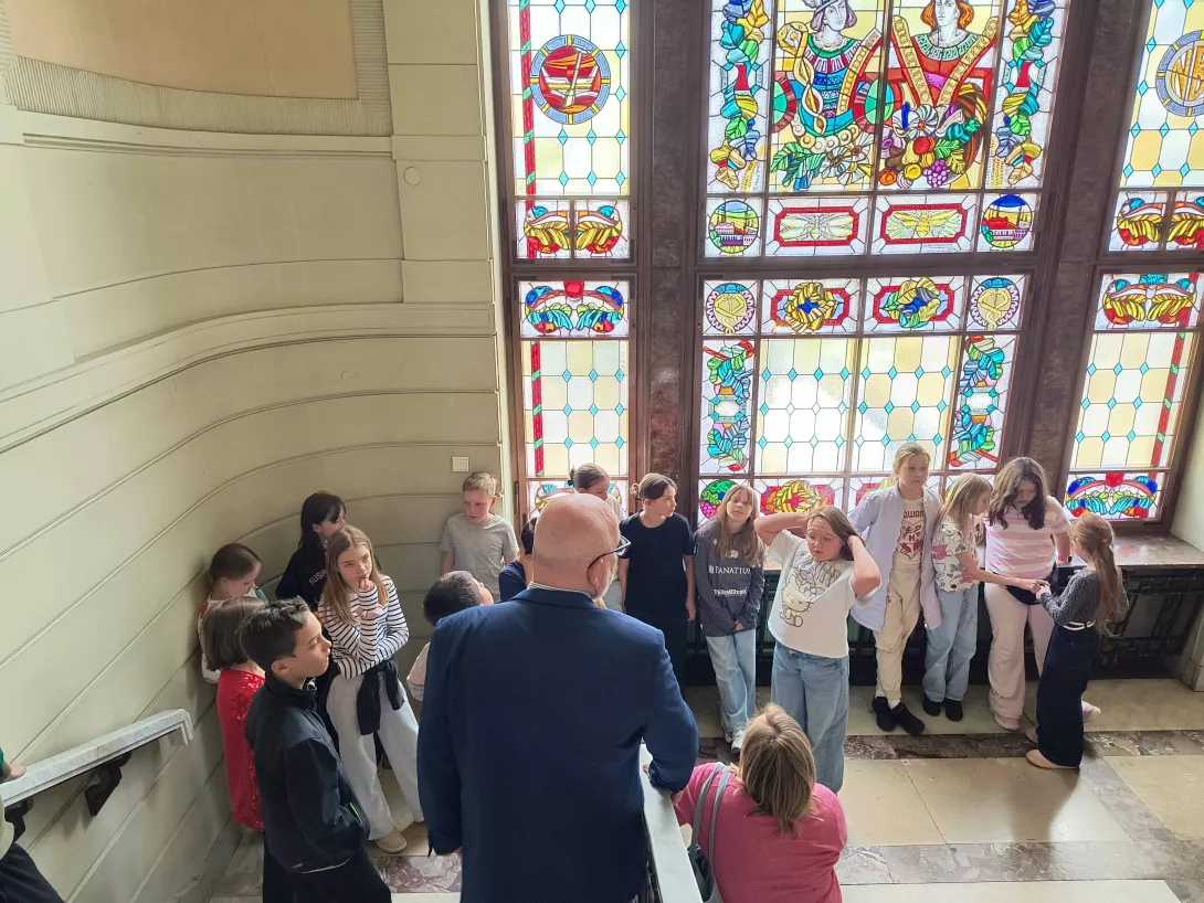 Zajęcia edukacyjne w NBP, ujęcie na klatce schodowej