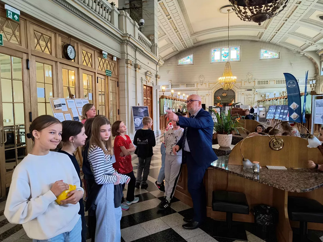 Zajęcia edukacyjne w NBP, ujęcie w sali bankowej