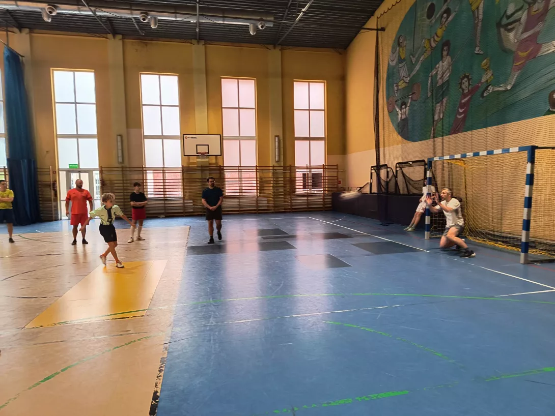 Mecz synowsko-ojcowski w 4b na hali sportowej, rzut karne