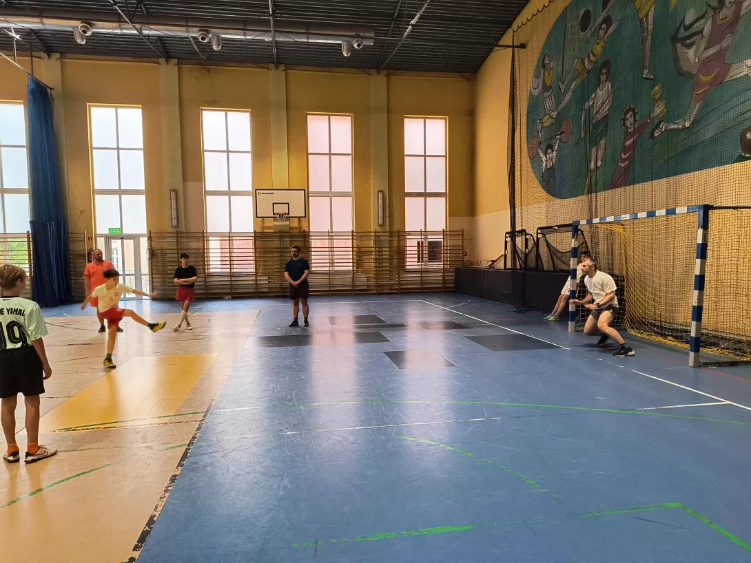 Mecz synowsko-ojcowski w 4b na hali sportowej, rzut karne