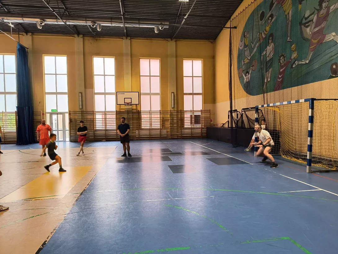 Mecz synowsko-ojcowski w 4b na hali sportowej, rzut karne