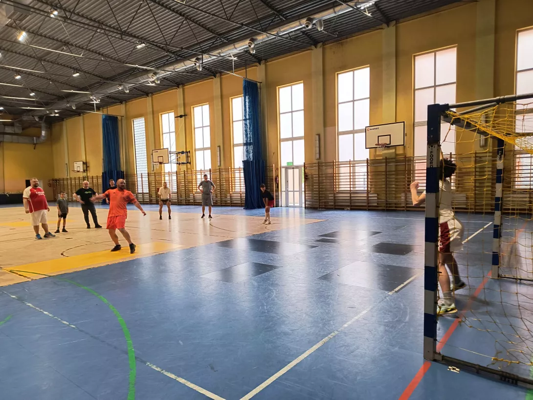 Mecz synowsko-ojcowski w 4b na hali sportowej, rzut karne