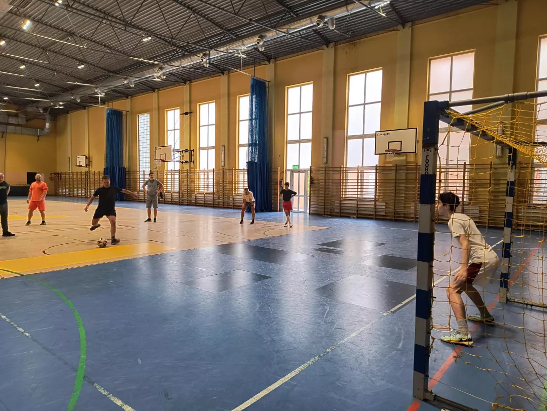 Mecz synowsko-ojcowski w 4b na hali sportowej, rzut karne