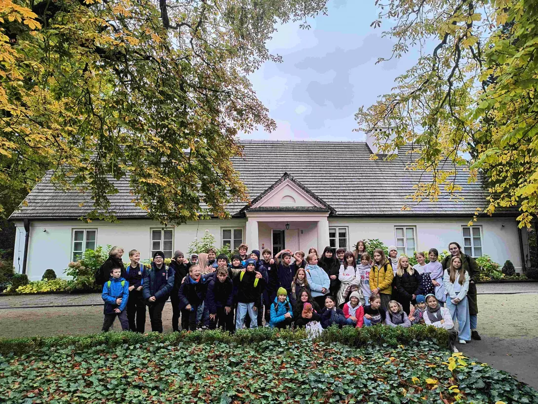 W Żelazowej Woli, zdjęcie całej grupy (foto Marcin Paździor)