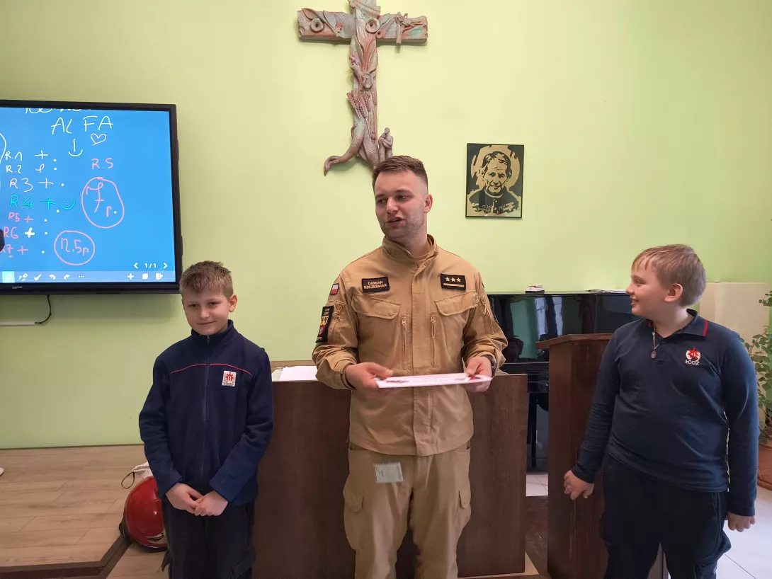 Spotkanie klas 4b i 5b ze strażakiem w auli Jana Pawła II (foto Marcin Paździor)