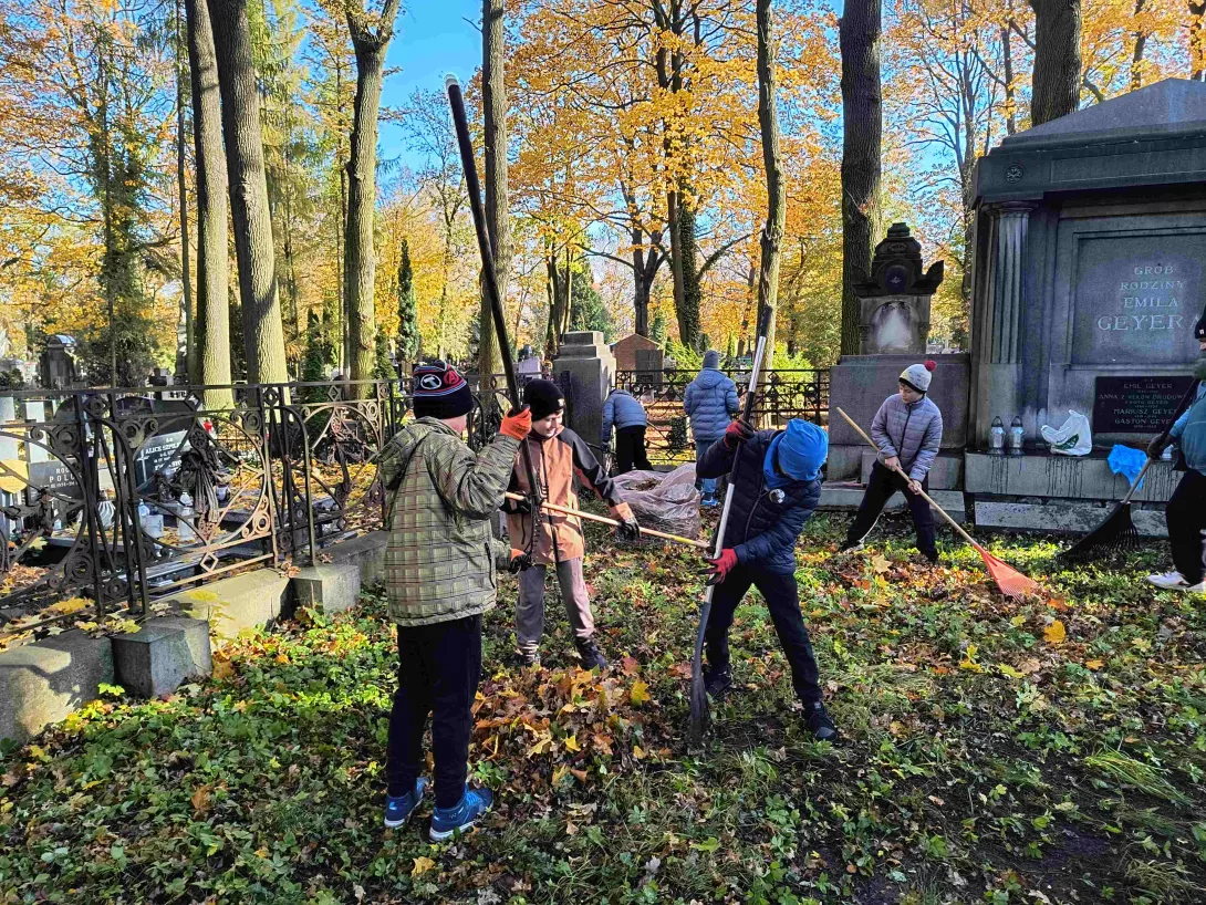 Porządkowanie Starego Cmentarza 2025 (foto Marcin Paździor