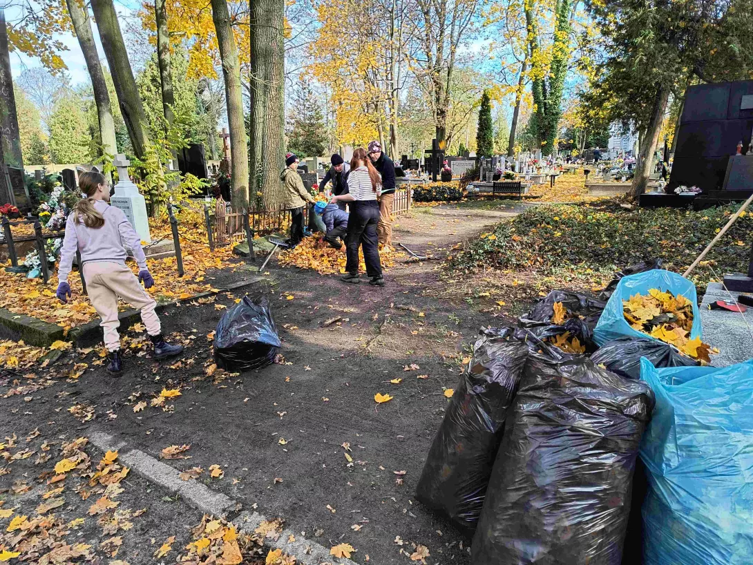 Porządkowanie Starego Cmentarza 2025 (foto Marcin Paździor