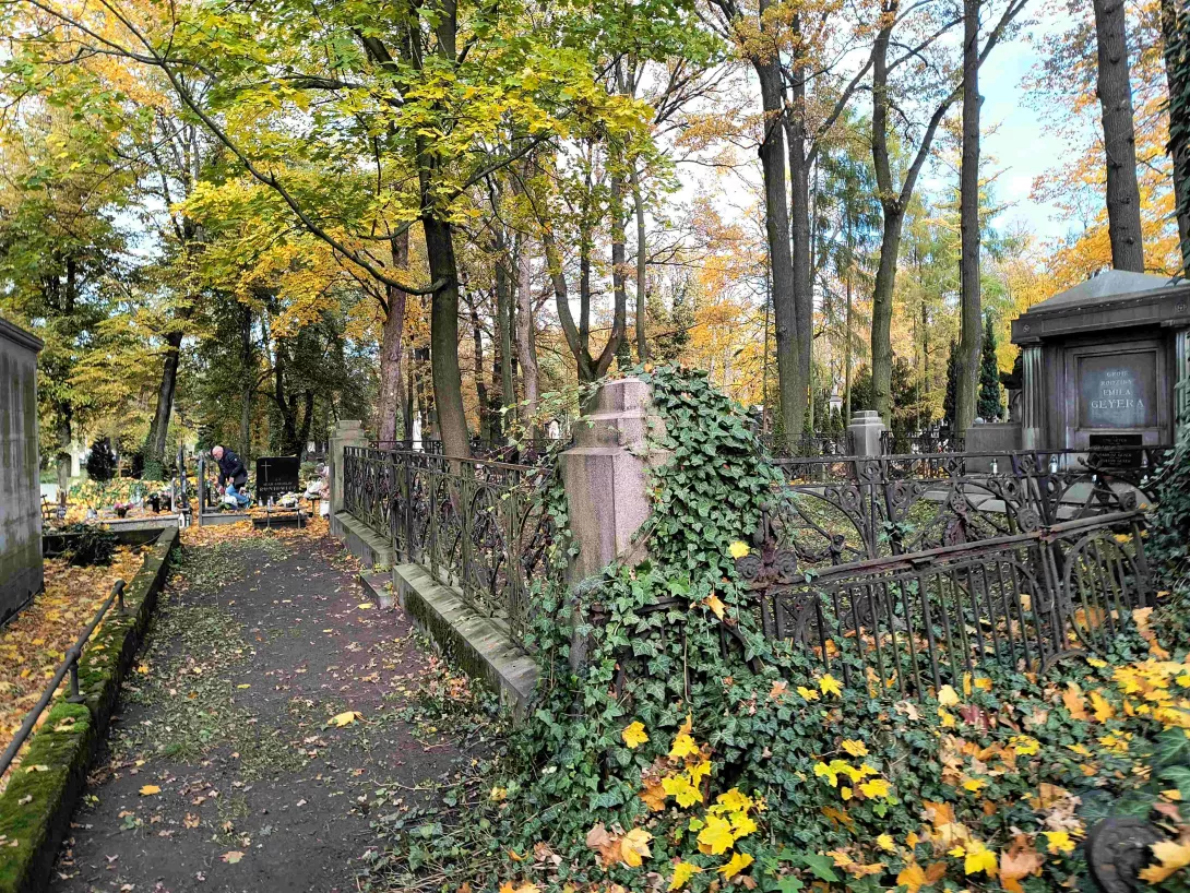 Porządkowanie Starego Cmentarza 2025 (foto Marcin Paździor