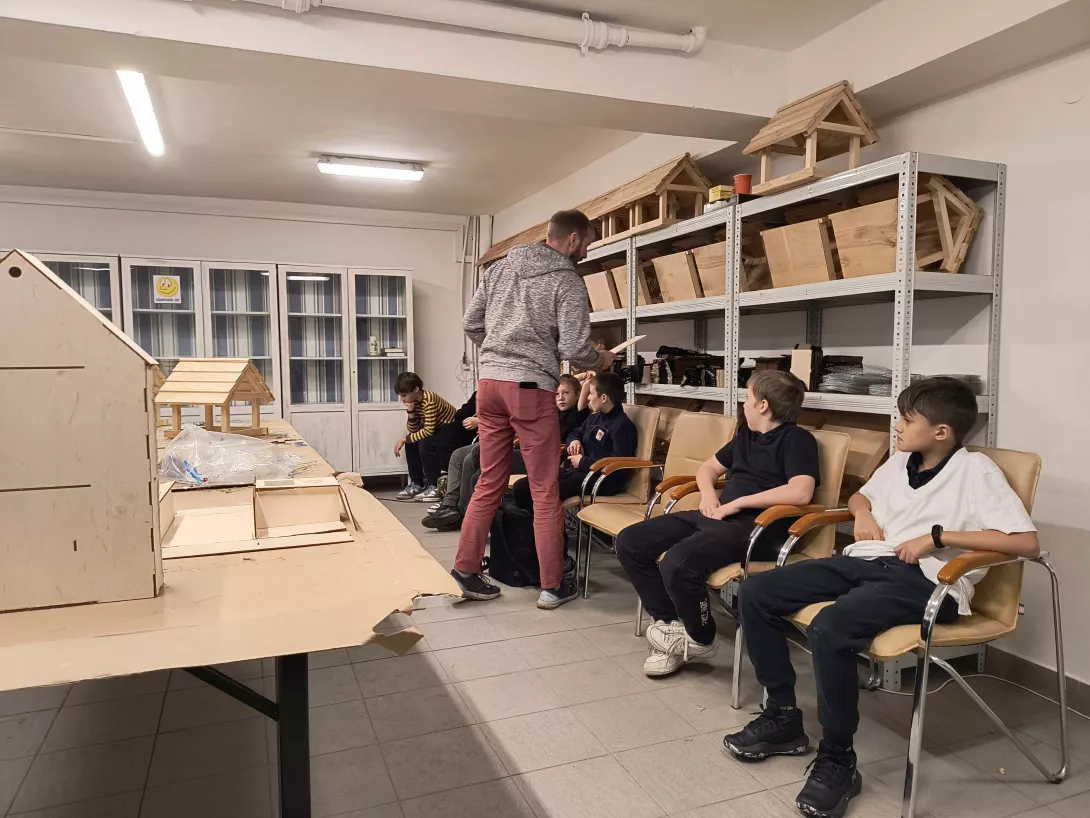 Wizyta uczniów 5b w pasiece Boży Dar, warsztaty techniczne