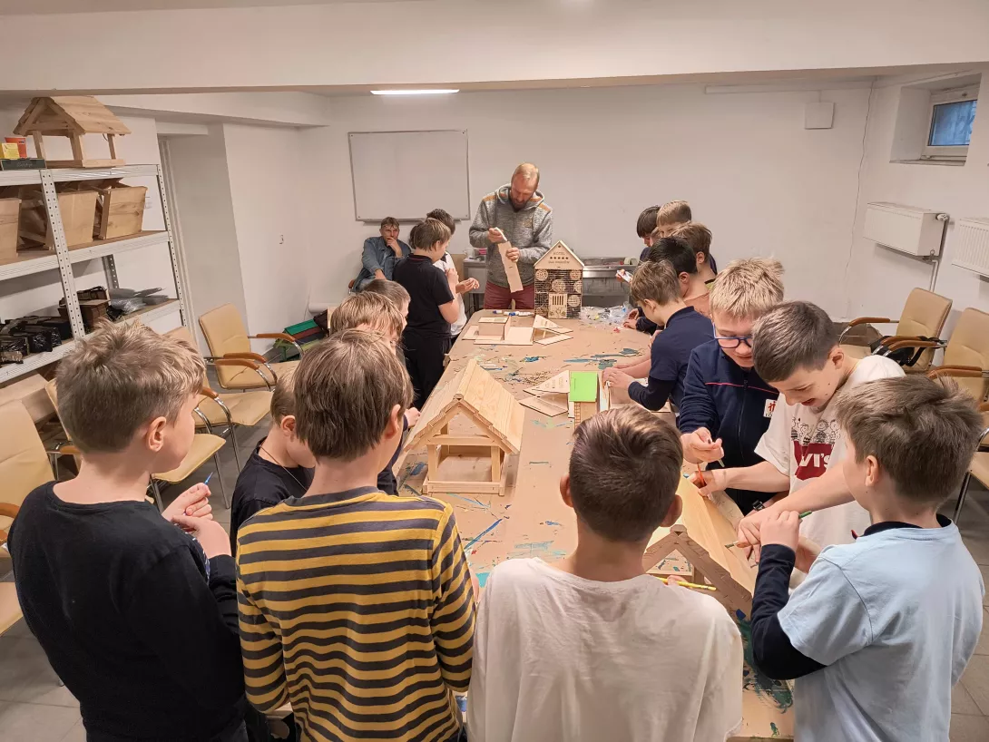 Wizyta uczniów 5b w pasiece Boży Dar, warsztaty techniczne