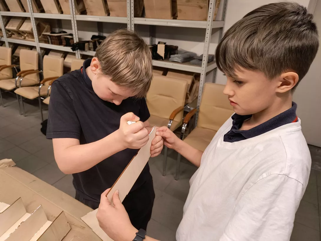 Wizyta uczniów 5b w pasiece Boży Dar, warsztaty techniczne