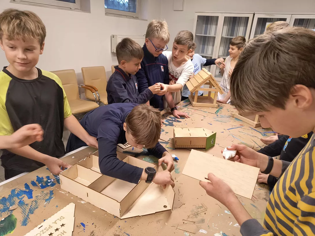 Wizyta uczniów 5b w pasiece Boży Dar, warsztaty techniczne