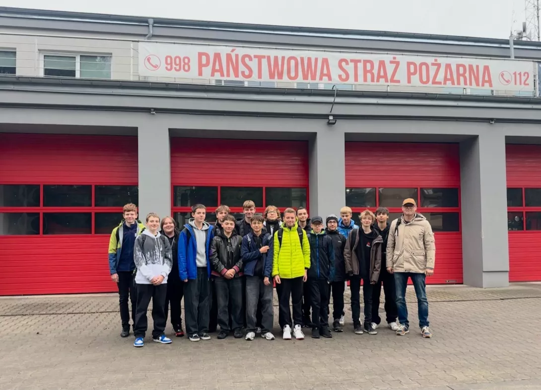 Pamiątkowe zdjęcie klasy 8d przed Państwową Strażą Pożarną