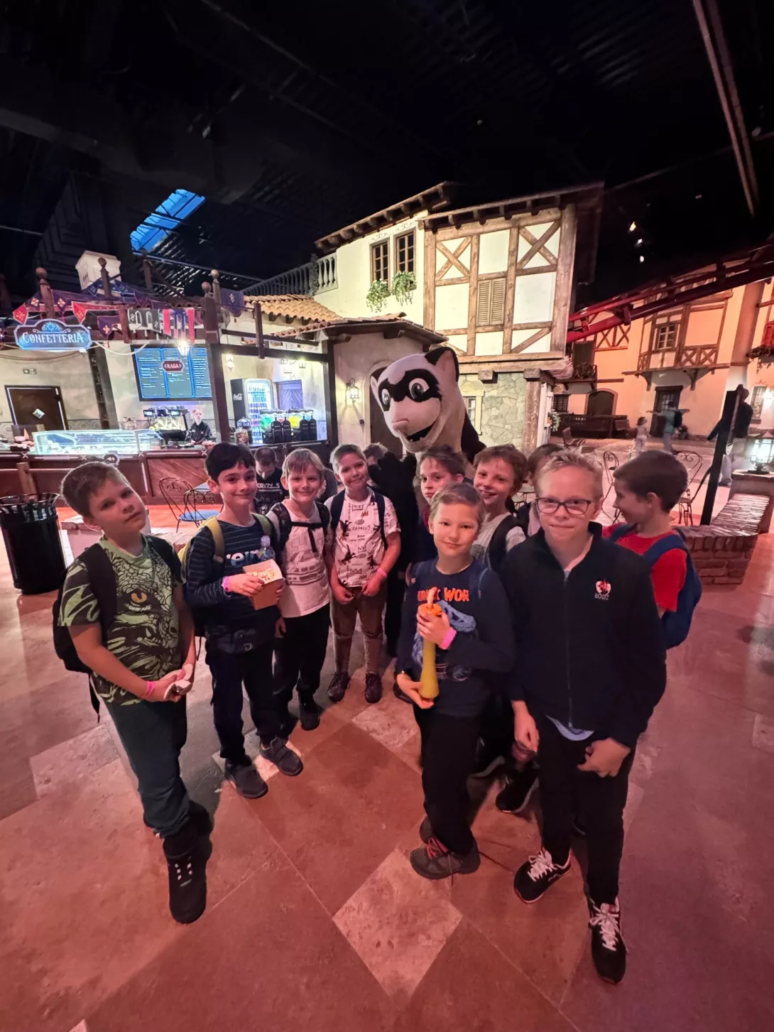 Chłopcy pozują z Raskalem - fretką, która w Mandorii widziała już wszystko.