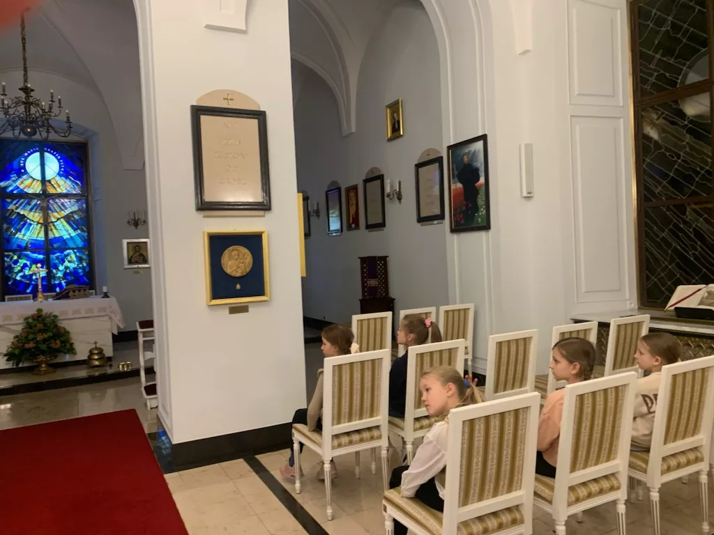 W pałacowej kaplicy.