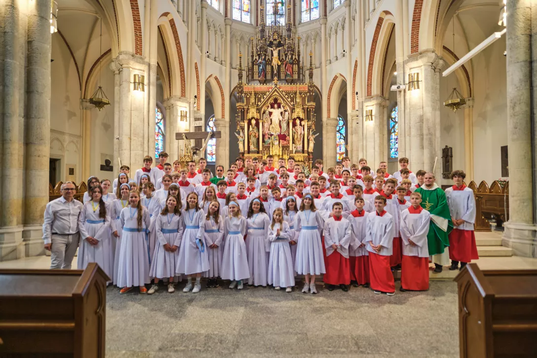 Bielanki i ministranci szkolni przed ołtarzem katedralnym. (fot. Amelia Szymańska)
