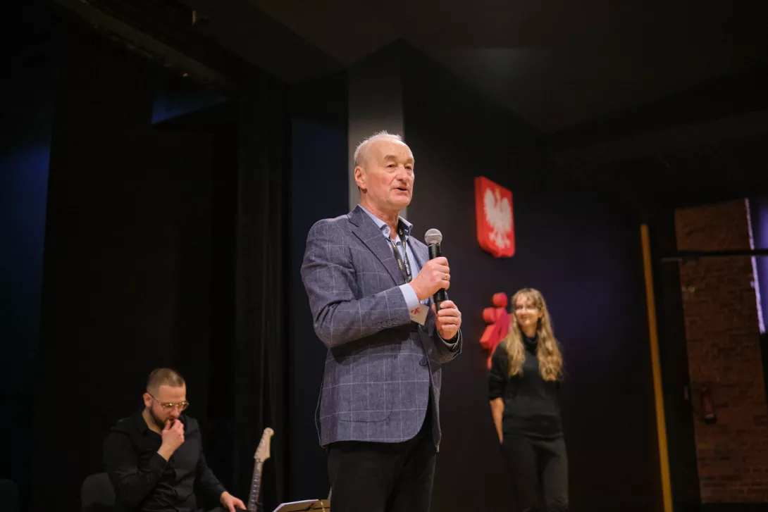 Pan Paweł, organizator koncertu, przedstawi gości i zaprasza na koncert. (fot. Amelia Szymańska)