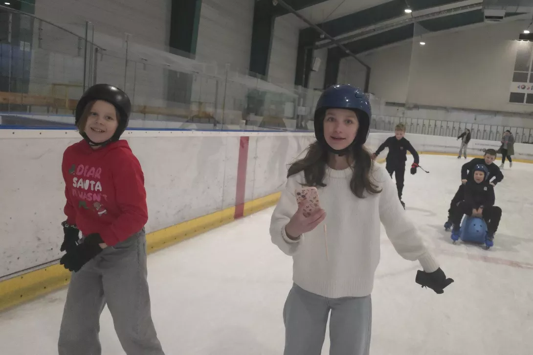 Międzyklasowe wyjście na ślizgawkę klas piątych