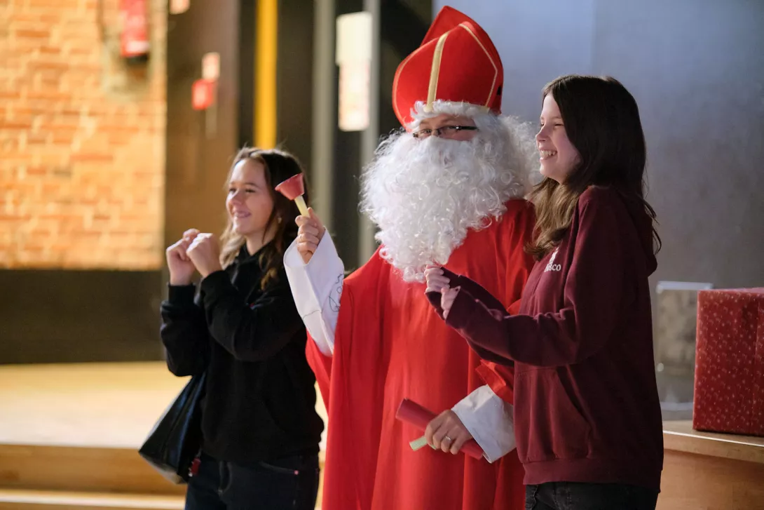 Wspólny taniec ze św. Mikołajem (fot. Amelia Szymańska)