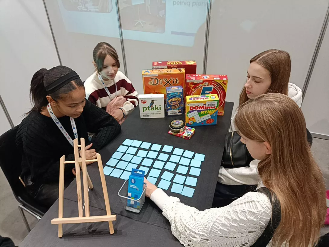 Uczennice grają w gry planszowe
