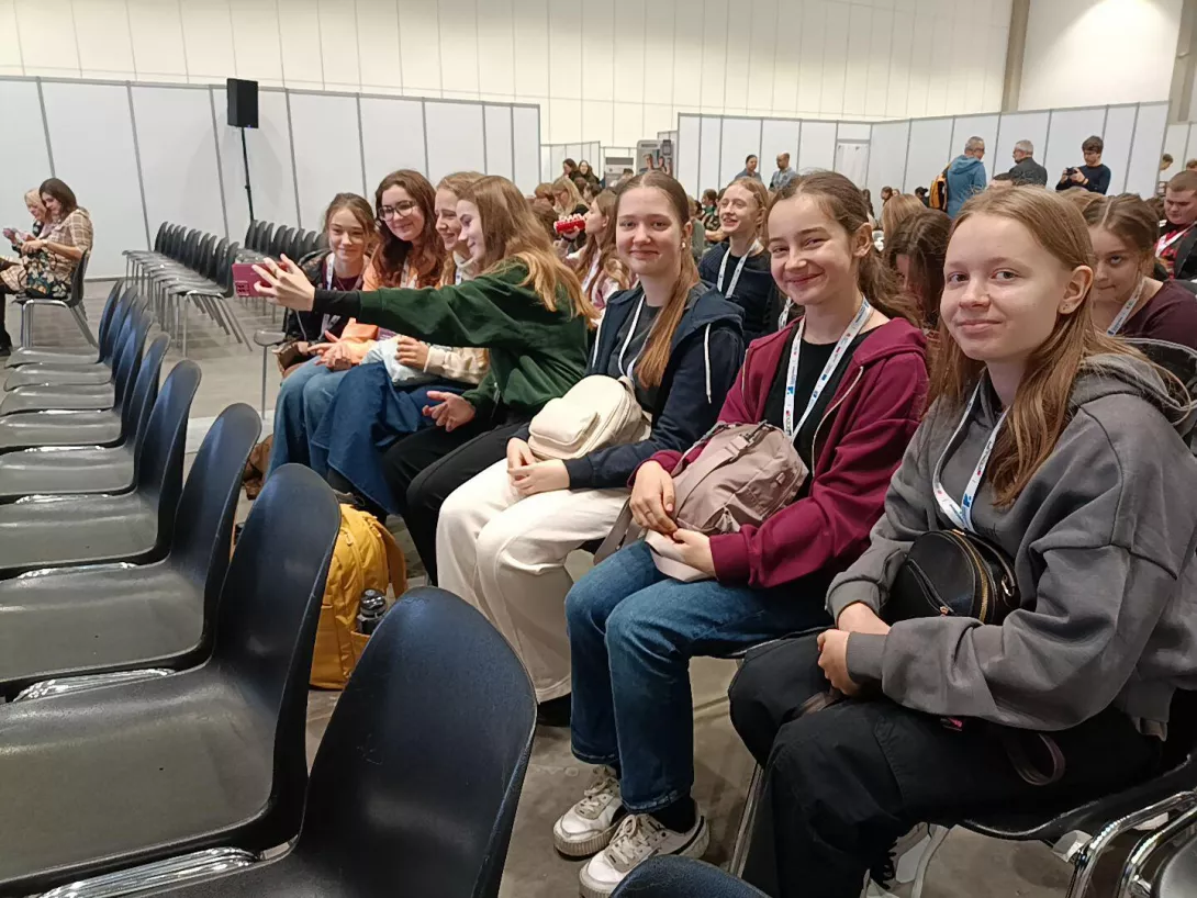 Uczennice przed rozpoczęciem festiwalu