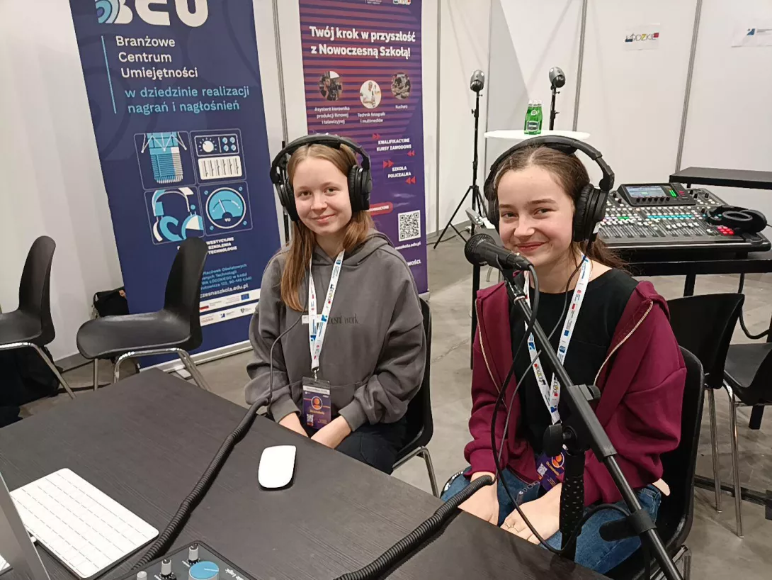 Uczennice w czasie warsztatów dźwiękowych