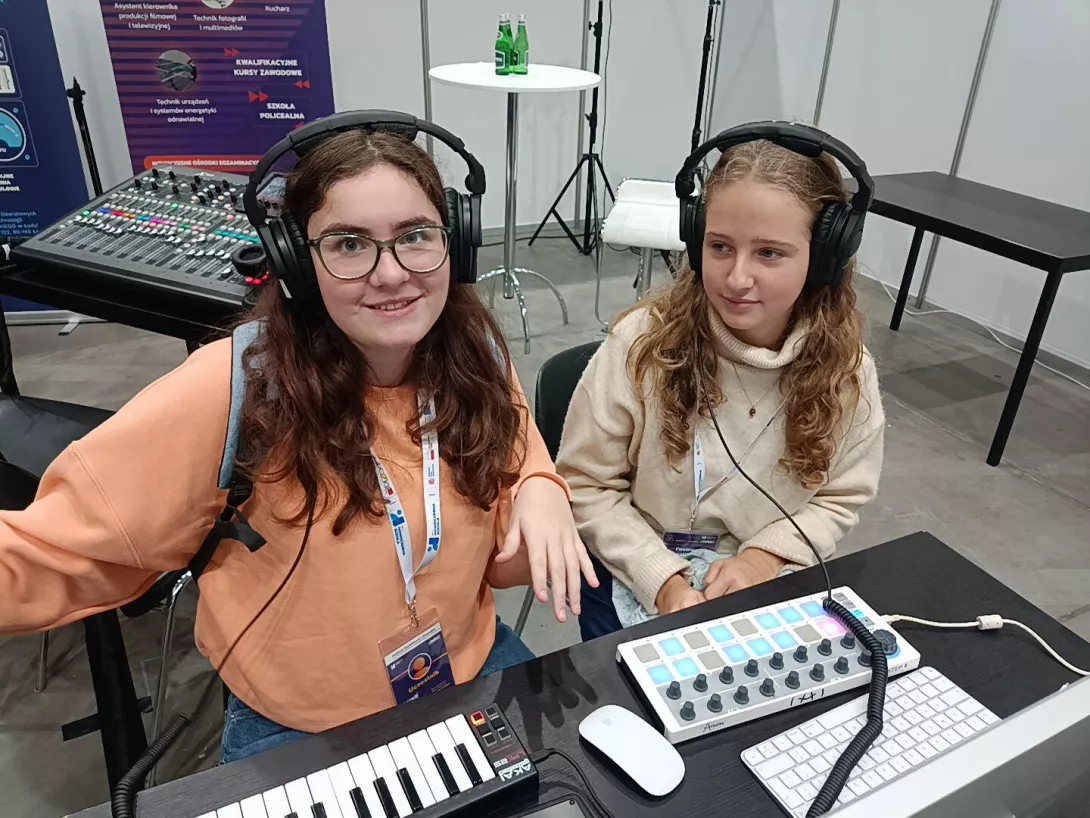 Uczennice w czasie warsztatów dźwiękowych