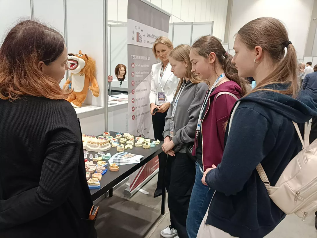 Uczennice rozmawiają z przedstawicielami szkoły stomatologicznej