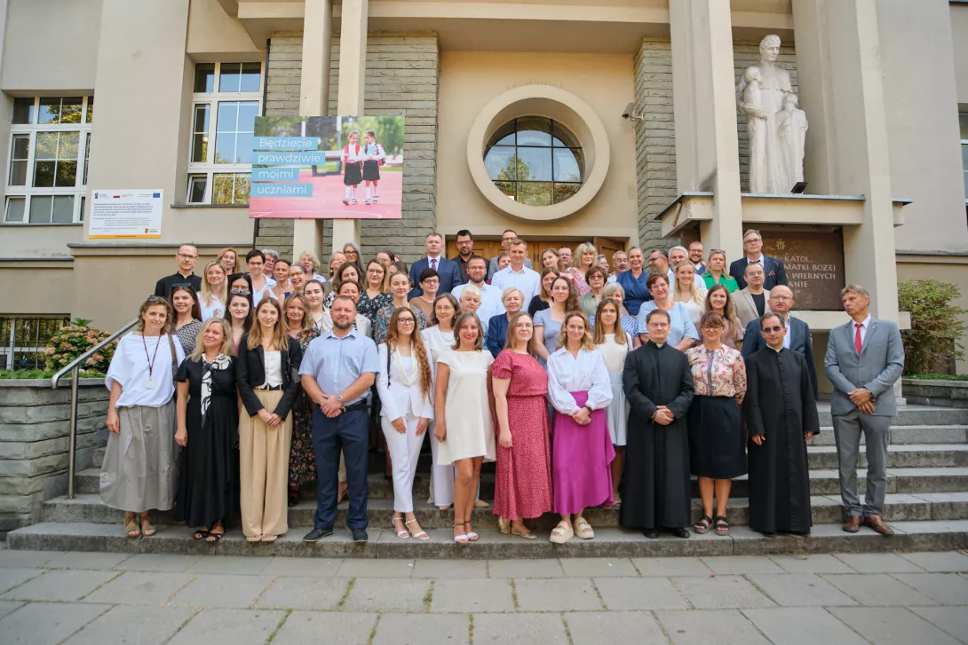 Nauczyciele ZSS na rozpoczęcie roku szkolnego 2025/26. (fot. Amelia Szymańska)