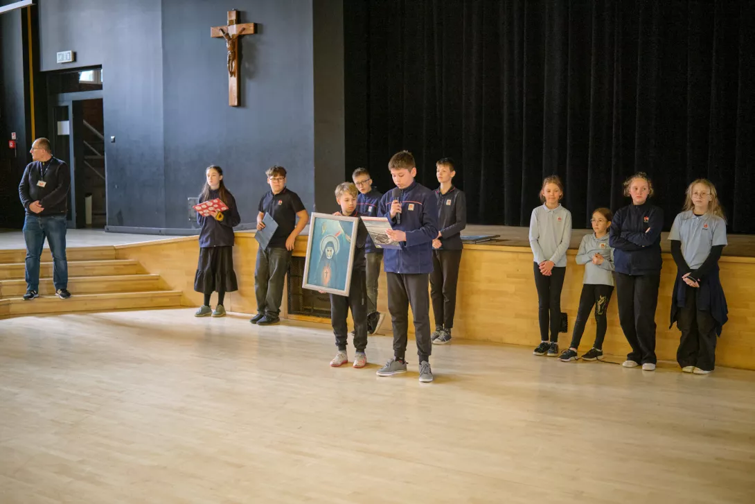 Kacper prezentuje s. Faustynę Kowalską (fot. Bartosz Żak)