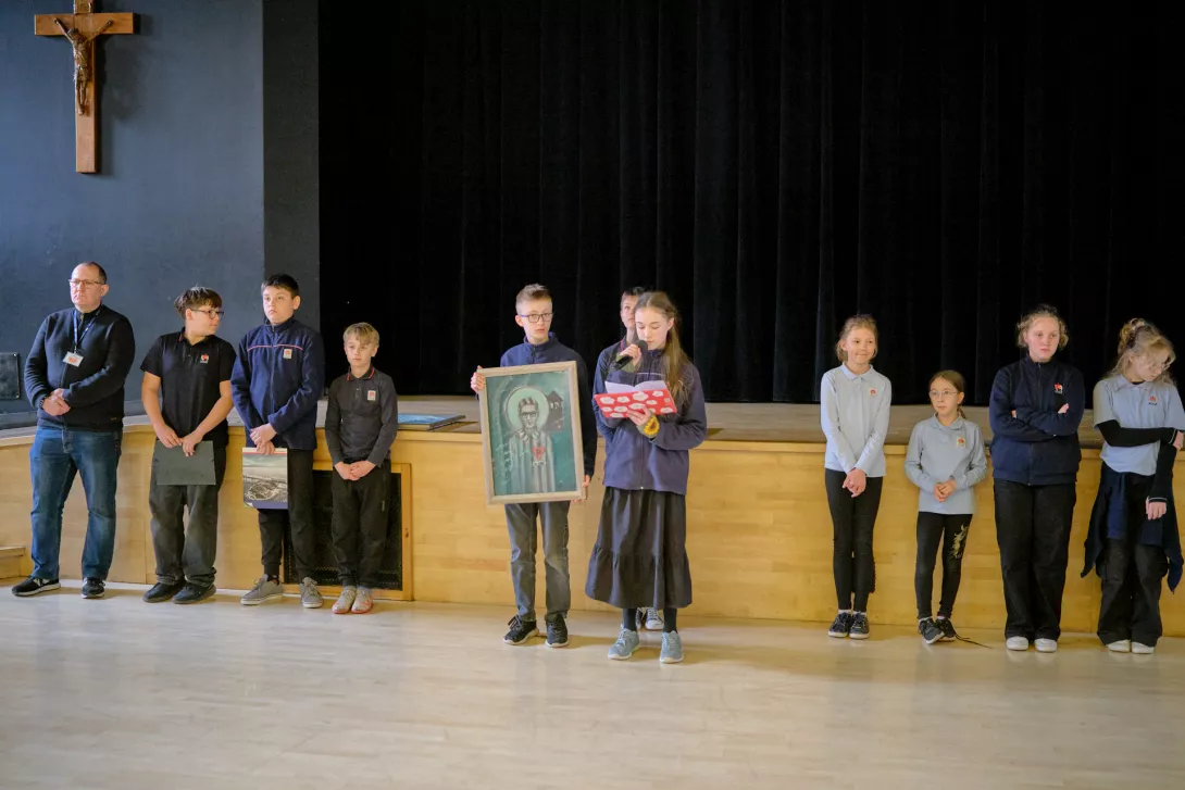 Wiktoria prezentuje św. Maksymiliana Marię Kolbego (fot. Bartosz Żak).