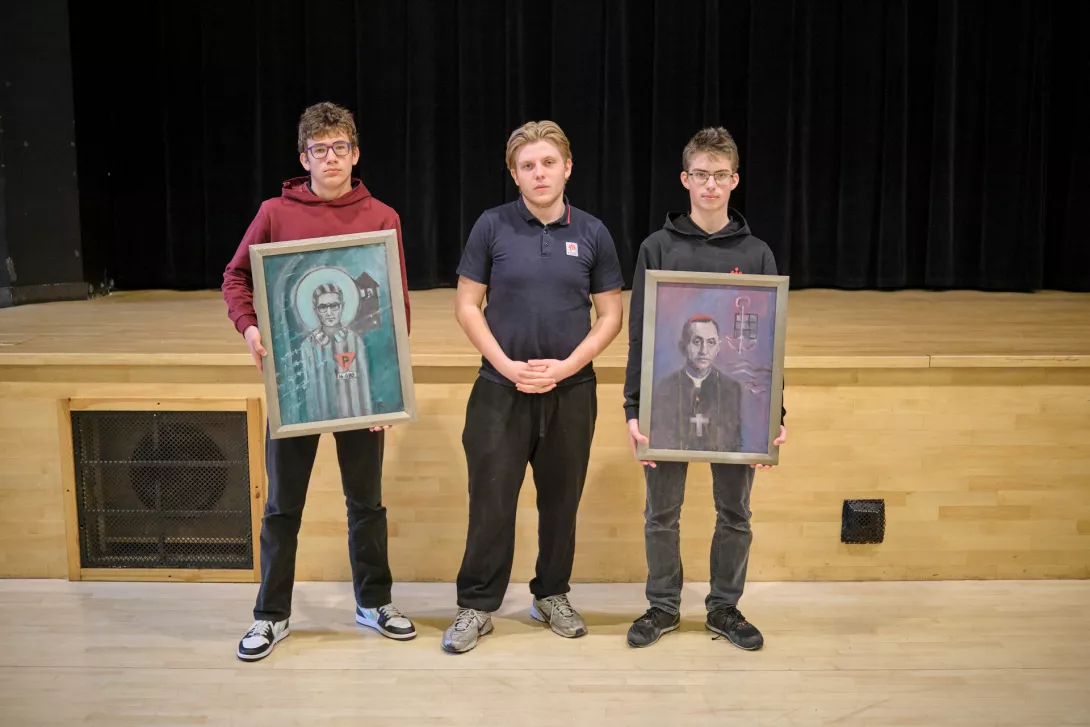 Licealiści przedstawiają św. Maksymiliana Marię Kolbego i arcybiskupa Antoniego Baraniaka.