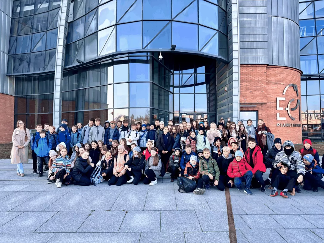 Uczniowie przed budynkiem Planetaarium
