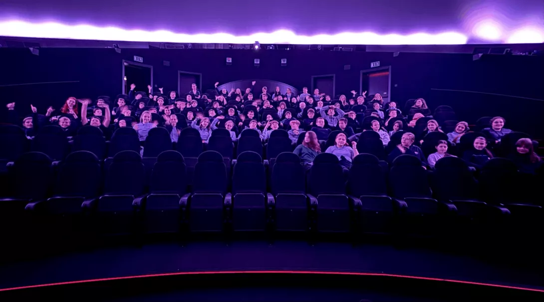 Wspólne zdjęcie w sali projekcyjnej Planetarium, tuż przed rozpoczęciem seansu