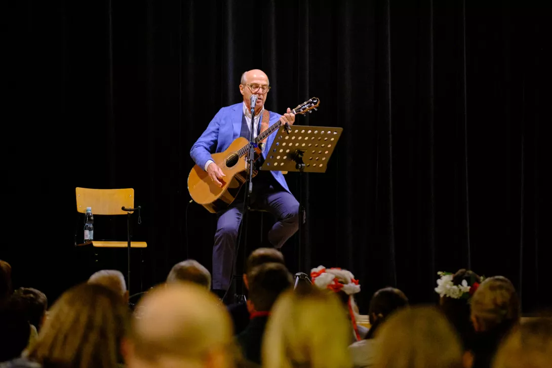 Pan Jan Pospieszalski prowadzi śpiew piosenek patriotycznych. (fot. Agnieszka Guminiak)