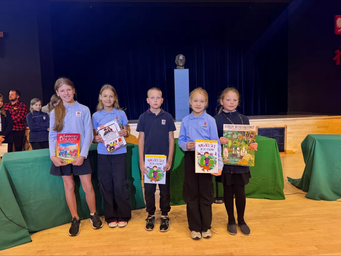 Uczniowie z nagrodami