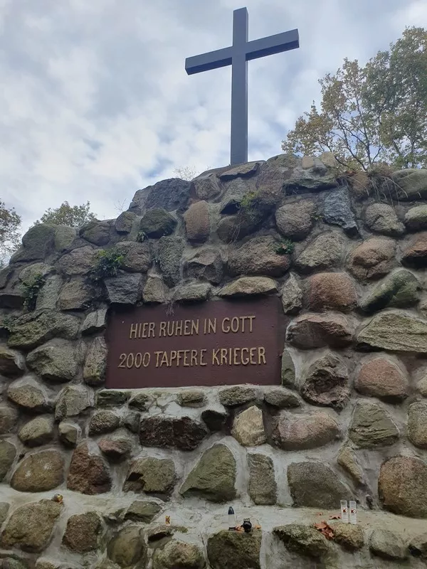 Kamienny obelisk na cmentarzu