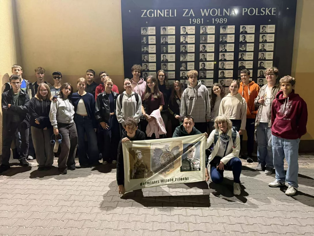 Zdjęcie grupowe klasy 2B w murach więzienia przy ul. Rakowieckiej 37