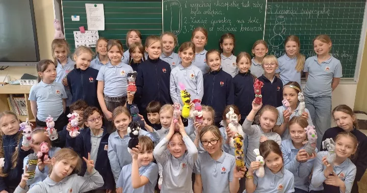 Uczennice prezentują skarpeciaki-efekty swojej wspólnej pracy