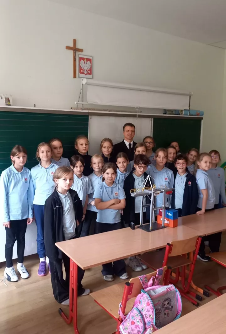 Uczennice klasy 3c z kapitanem statku