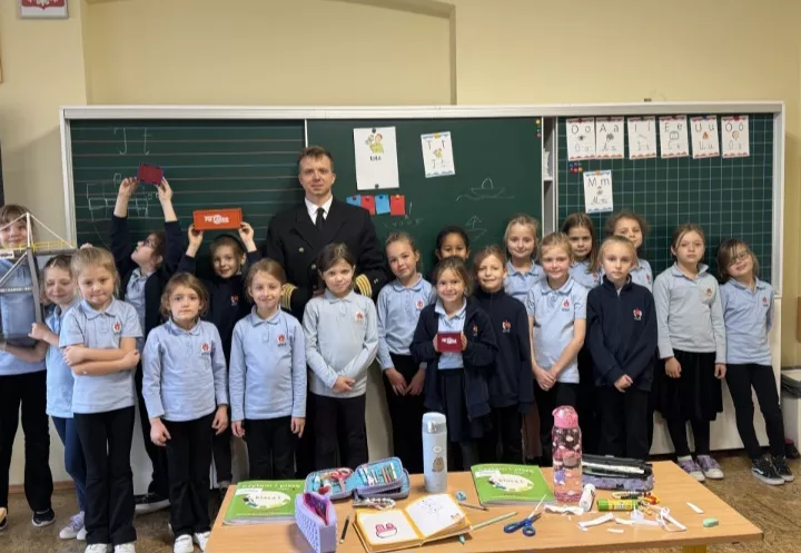 Uczennice klasy 1c z kapitanem statku