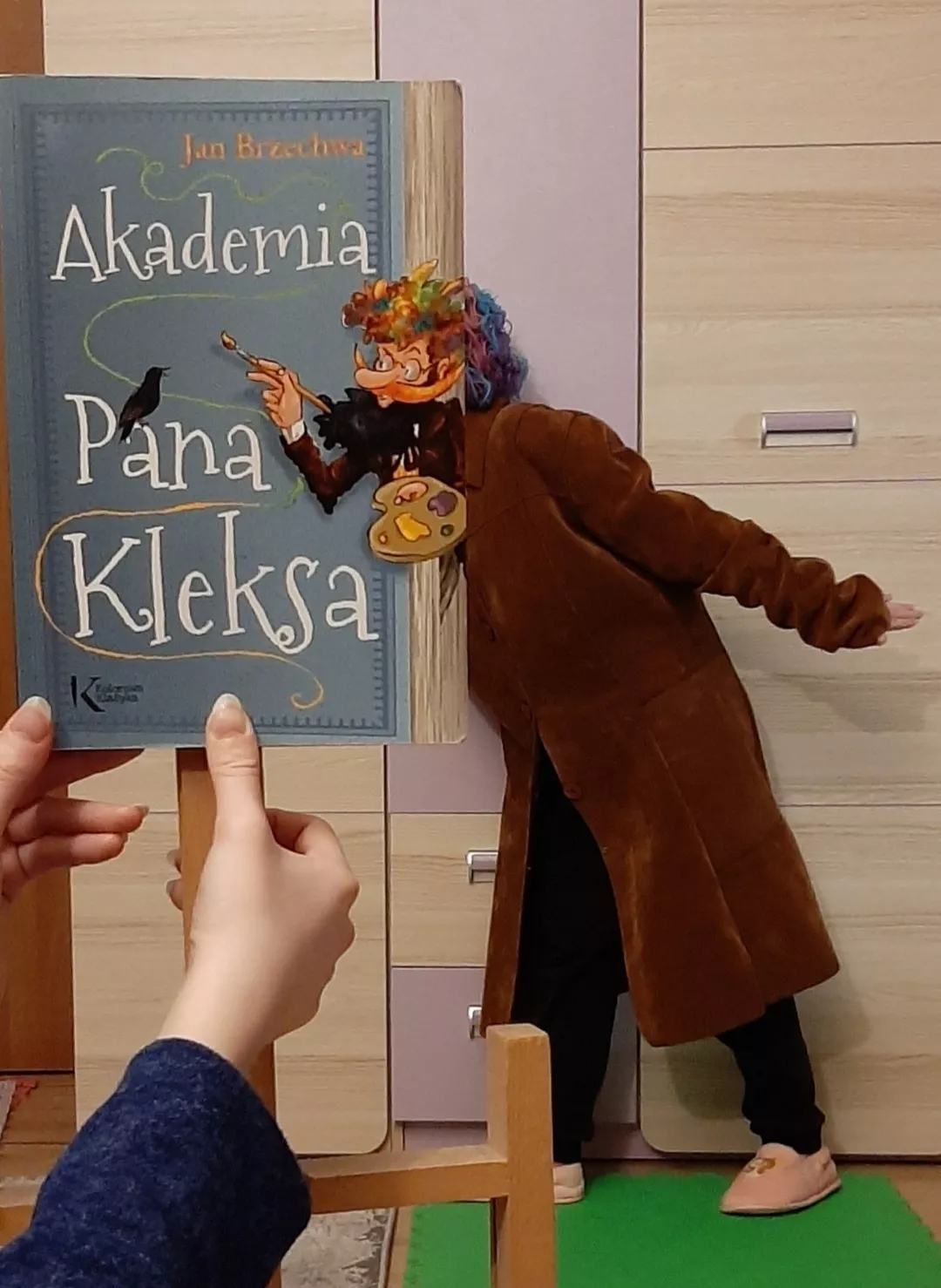 „Sleeveface”, czyli zdjęcie z okładką książki, to zdjęcia przedstawiające osoby z zasłoniętą przez okładkę książki częścią ciała lub zaaranżowanego otoczenia. Wygrana praca uczennicy klasy 1c.