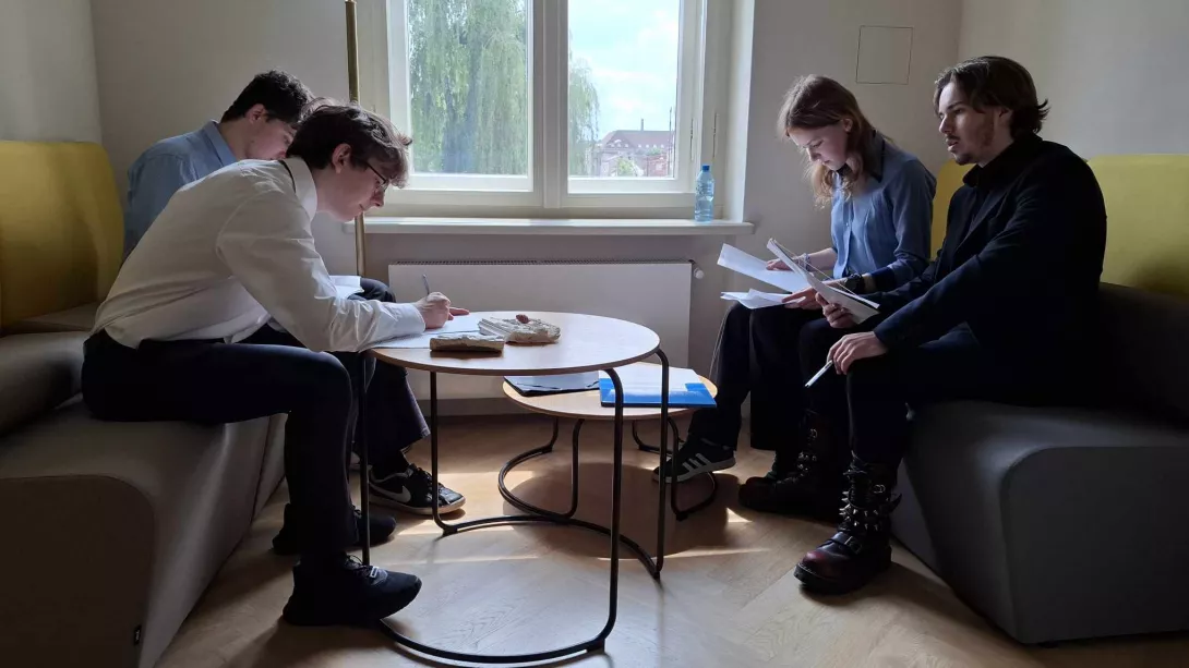 Nasi uczniowie przygotowują się do debaty z uczniami III LO.