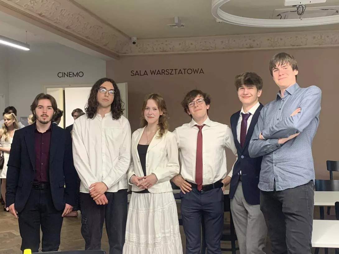 Wspólne zdjęcie z debatantami z liceum politechnicznego.