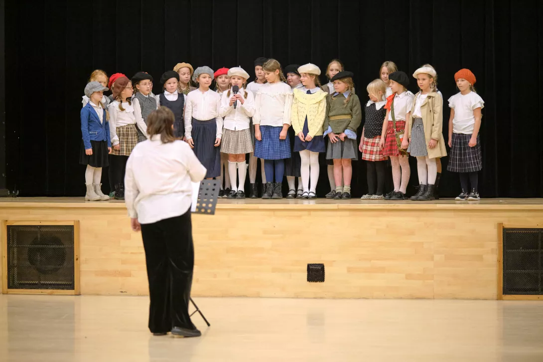 Uczennice 3a SSP śpiewające pieśni patriotyczne podczas akademii z okazji Dnia Niepodległości. (fot. Amelia Szymańska)