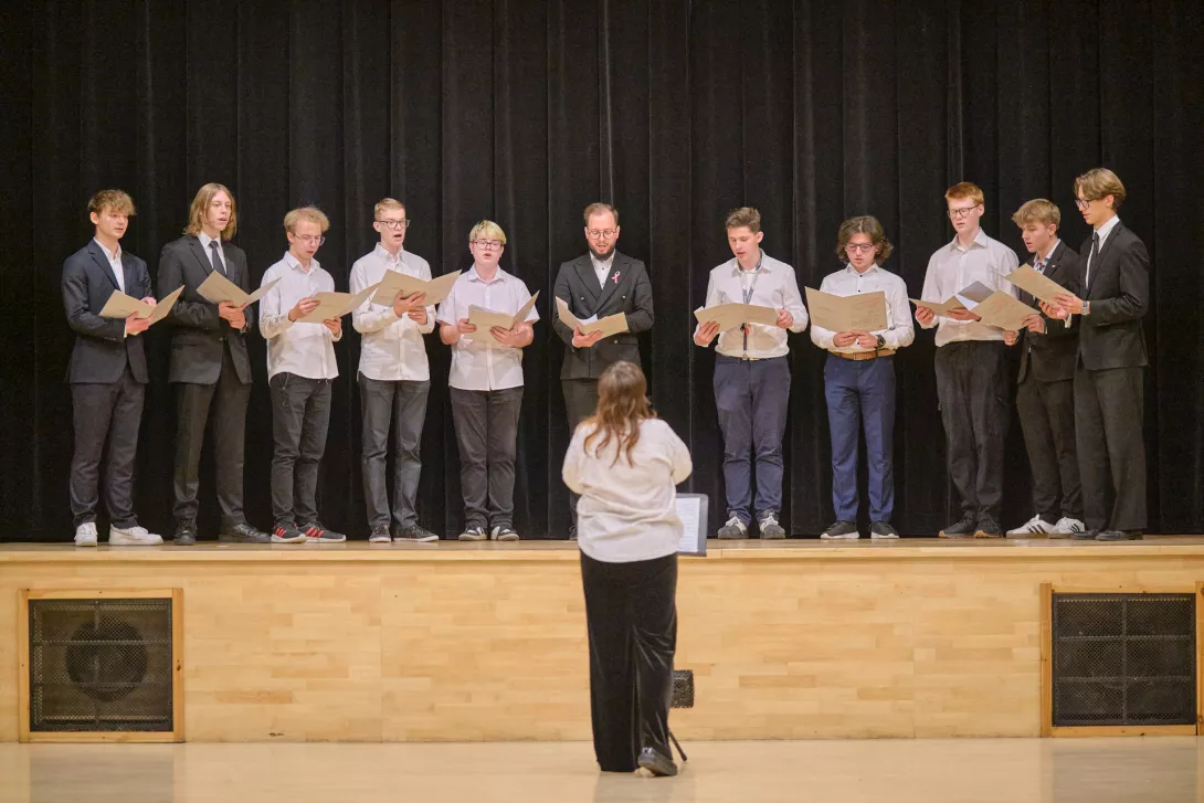Chór męski SSR i SLO śpiewający pieśni patriotyczne podczas akademii z okazji Dnia Niepodległości. (fot. Amelia Szymańska)