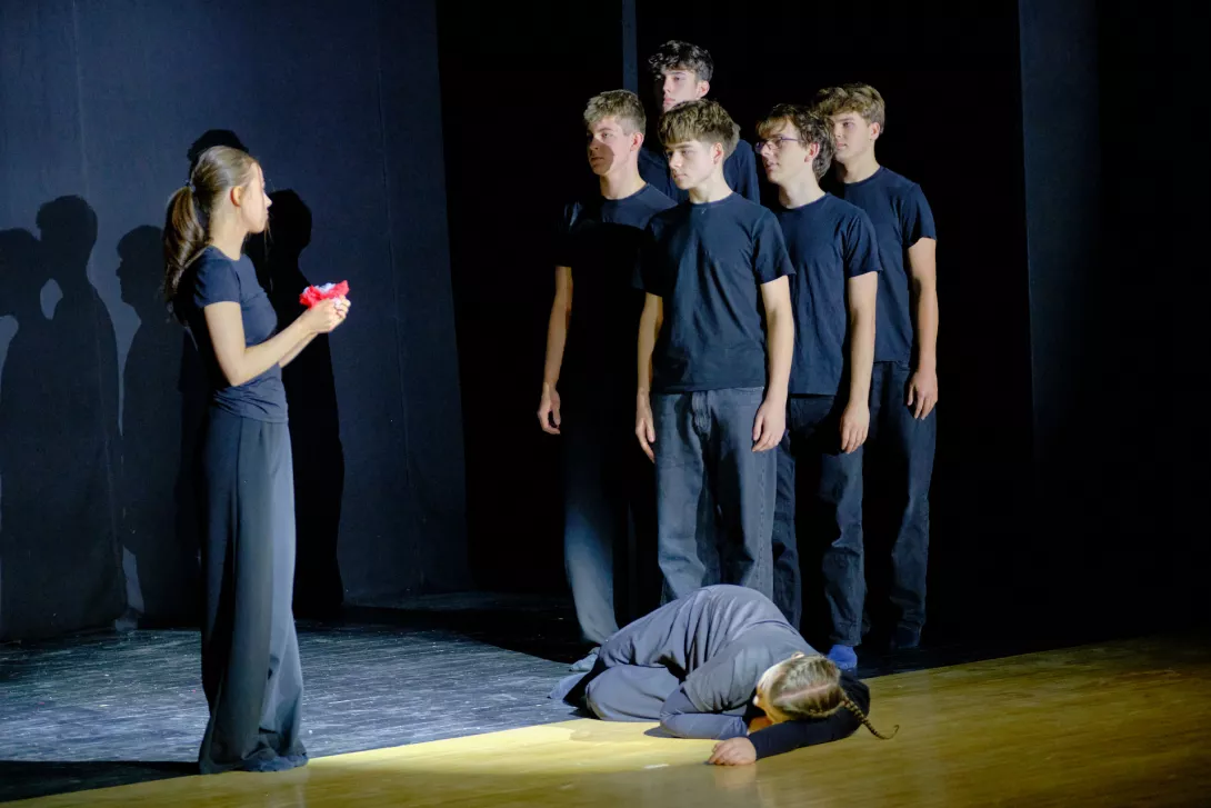 Etiuda w wykonaniu szkolnego teatru Beznazwy podczas akademii z okazji Dnia Niepodległości (fot. Agnieszka Guminiak)